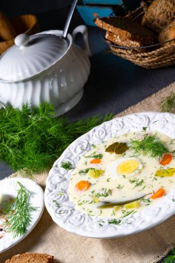 Patatesli Dill çorbası, taze dereotu ve yumurta.