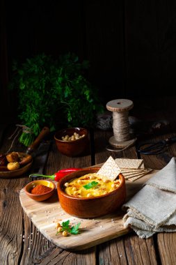 Limonlu ve biberli lezzetli humus ezmesi.