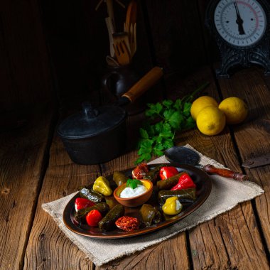 Yaprak Sarmas kırsal asma yaprakları pirinçle dolu.
