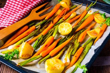 Ballı ve susamlı karamelize fırın sebzeleri.