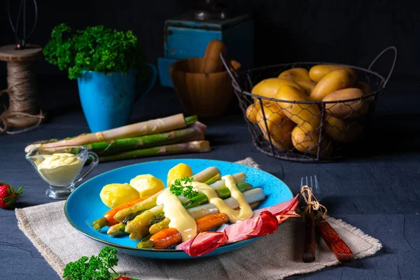 Asparagus Black Forest Ham Carrots Hollandaise Sauce — Stock Photo, Image