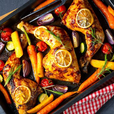 Çeşitli sebze ve otlarla ızgara tavuk bacağı..