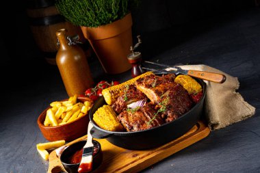 Fırından çıkmış pirzola.