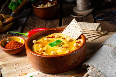 Limonlu ve biberli lezzetli humus ezmesi.