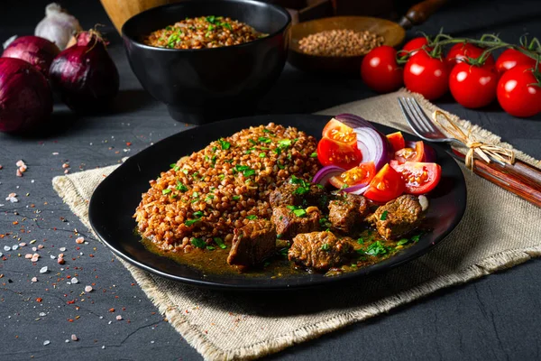 Grumos Trigo Sarraceno Assados Forno Com Goulash Carne — Fotografia de Stock