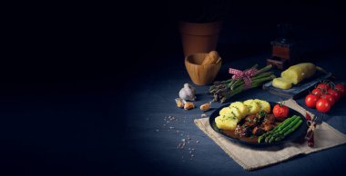 Gulaş etli börek ve yeşil kuşkonmaz.