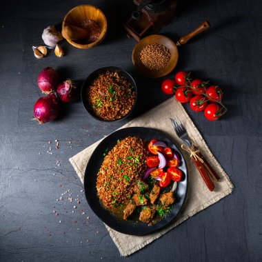 Karabuğday kebabı fırında sığır kebabıyla pişirilmiş.