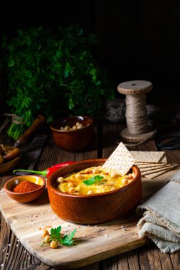 Limonlu ve biberli lezzetli humus ezmesi.