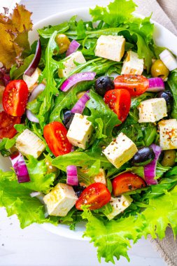 Koyun peynirli Yunan salatası nefis bir klasik..