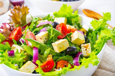 Koyun peynirli Yunan salatası nefis bir klasik..