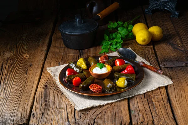 Yaprak Sarmas kırsal asma yaprakları pirinçle dolu.