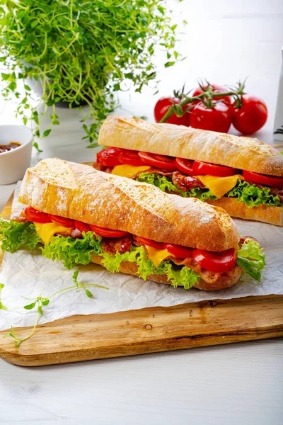 Knapperige Stokbrood Met Spek Tomaten Kaas — Stockfoto