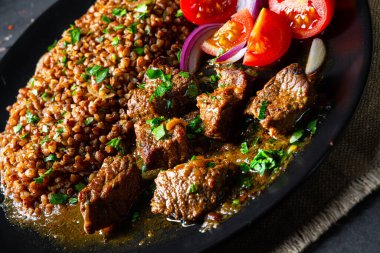 Karabuğday kebabı fırında sığır kebabıyla pişirilmiş.