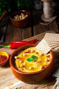 Limonlu ve biberli lezzetli humus ezmesi.