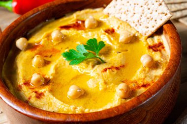 Limonlu ve biberli lezzetli humus ezmesi.