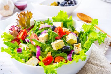 Koyun peynirli Yunan salatası nefis bir klasik..