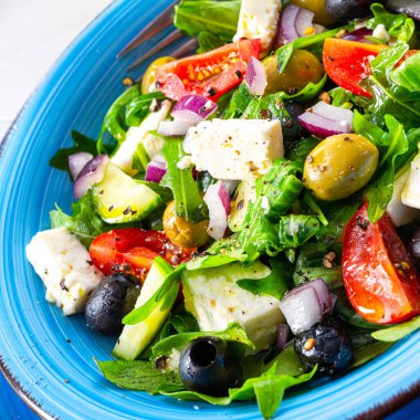 Koyun peynirli taşralı Yunan salatası