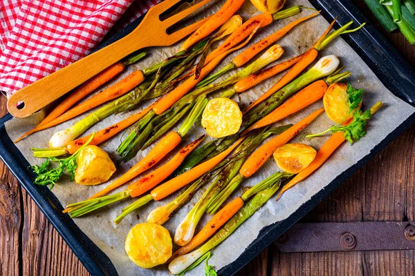 Oven Sayuran Terkaramelisasi Dengan Madu Dan Wijen — Stok Foto