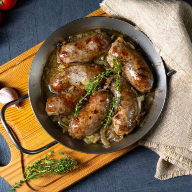 Ev yapımı beyaz sosis soğan ve otla kızartılmış.