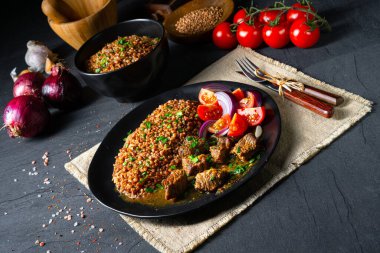 Karabuğday kebabı fırında sığır kebabıyla pişirilmiş.