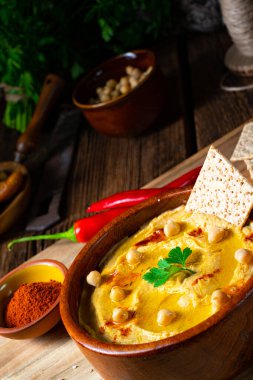 Limonlu ve biberli lezzetli humus ezmesi.