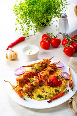 Sebzeli ve bulgurlu şiş kebap.