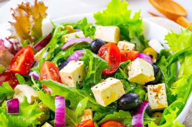 Koyun peynirli Yunan salatası nefis bir klasik..