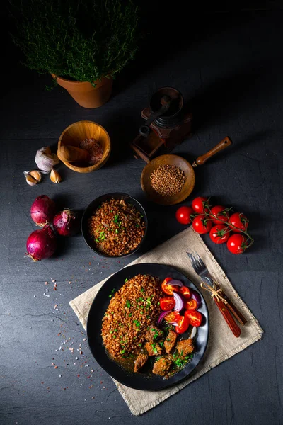 Grumos Trigo Sarraceno Assados Forno Com Goulash Carne — Fotografia de Stock