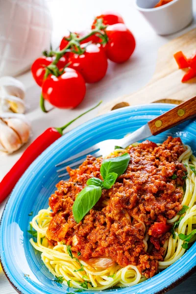 Смачний Спагетті Болоньєзе Білому Тлі — стокове фото