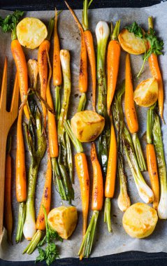 Ballı ve susamlı karamelize fırın sebzeleri.