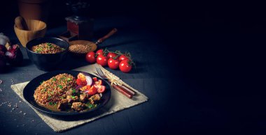 Karabuğday kebabı fırında sığır kebabıyla pişirilmiş.