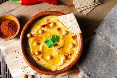 Limonlu ve biberli lezzetli humus ezmesi.