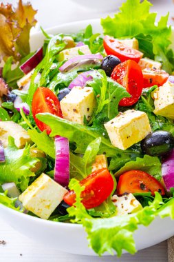 Koyun peynirli Yunan salatası nefis bir klasik..