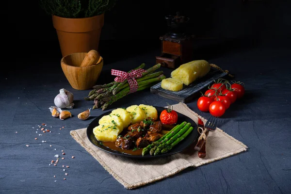 Bolinhos Com Goulash Carne Espargos Verdes — Fotografia de Stock