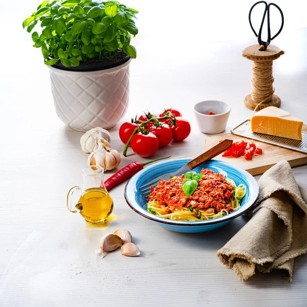 Köstliche Spaghetti Bolognese Auf Weißem Hintergrund — Stockfoto