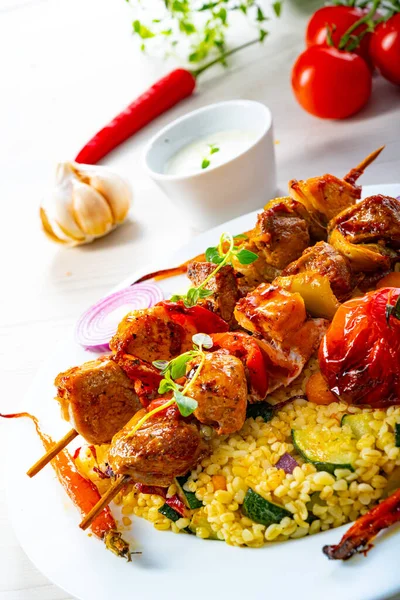 Kebabs Shish Com Legumes Bulgur — Fotografia de Stock