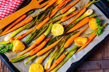 Ballı ve susamlı karamelize fırın sebzeleri.