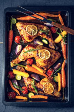 Çeşitli sebze ve otlarla ızgara tavuk bacağı..