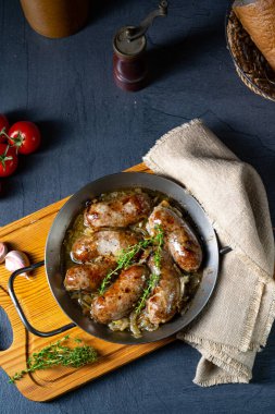 Ev yapımı beyaz sosis soğan ve otla kızartılmış.