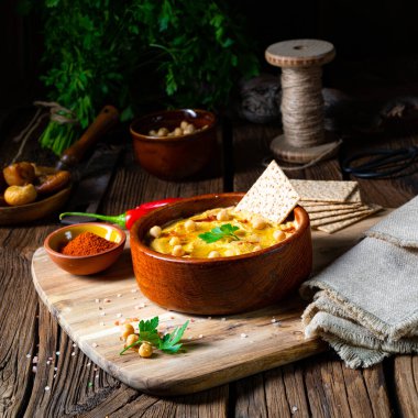 Limonlu ve biberli lezzetli humus ezmesi.