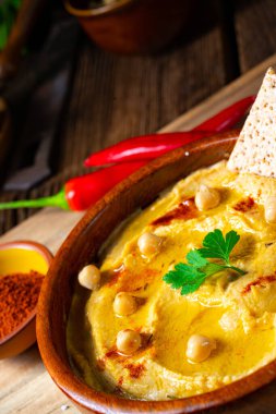 Limonlu ve biberli lezzetli humus ezmesi.