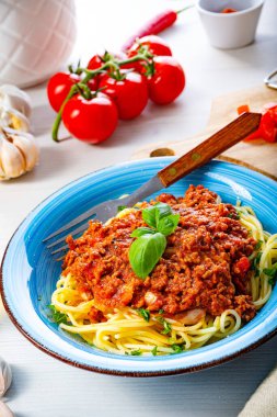 Beyaz arka planda leziz spagetti bolonezi