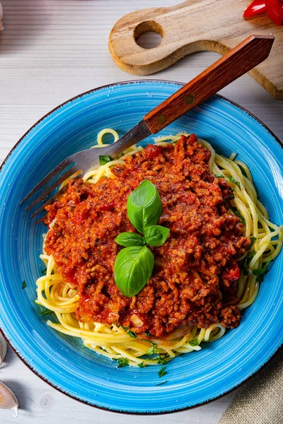 Läckra Spaghetti Bolognese Vit Bakgrund — Stockfoto