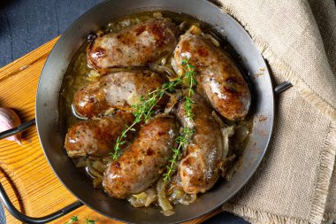 Ev yapımı beyaz sosis soğan ve otla kızartılmış.