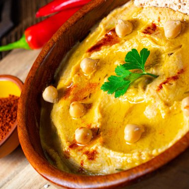 Limonlu ve biberli lezzetli humus ezmesi.