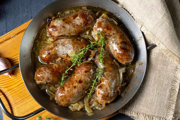 Ev yapımı beyaz sosis soğan ve otla kızartılmış.