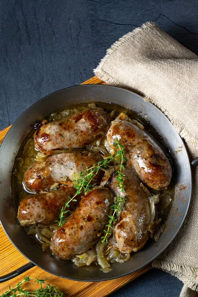 Ev yapımı beyaz sosis soğan ve otla kızartılmış.