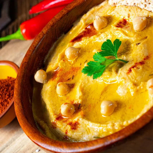 Limonlu ve biberli lezzetli humus ezmesi.