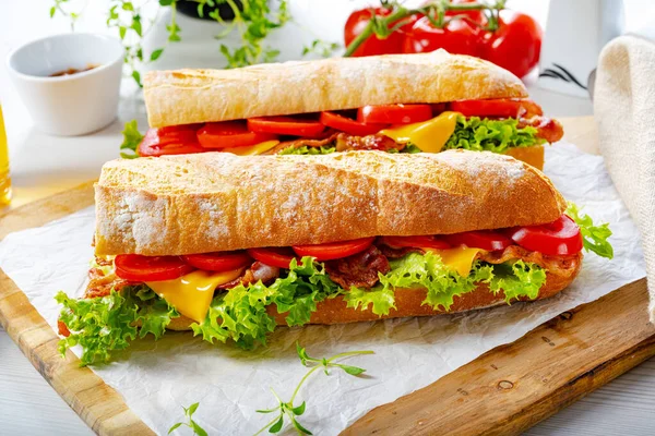 Knuspriges Baguette Mit Speck Tomaten Und Käse — Stockfoto