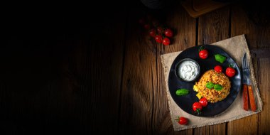 Kıyma ve sebzeyle kızartılmış rustik bulgur.